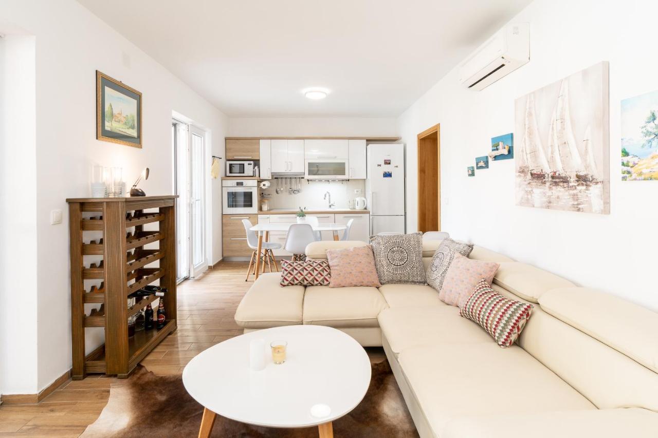 Apartment Stipe *