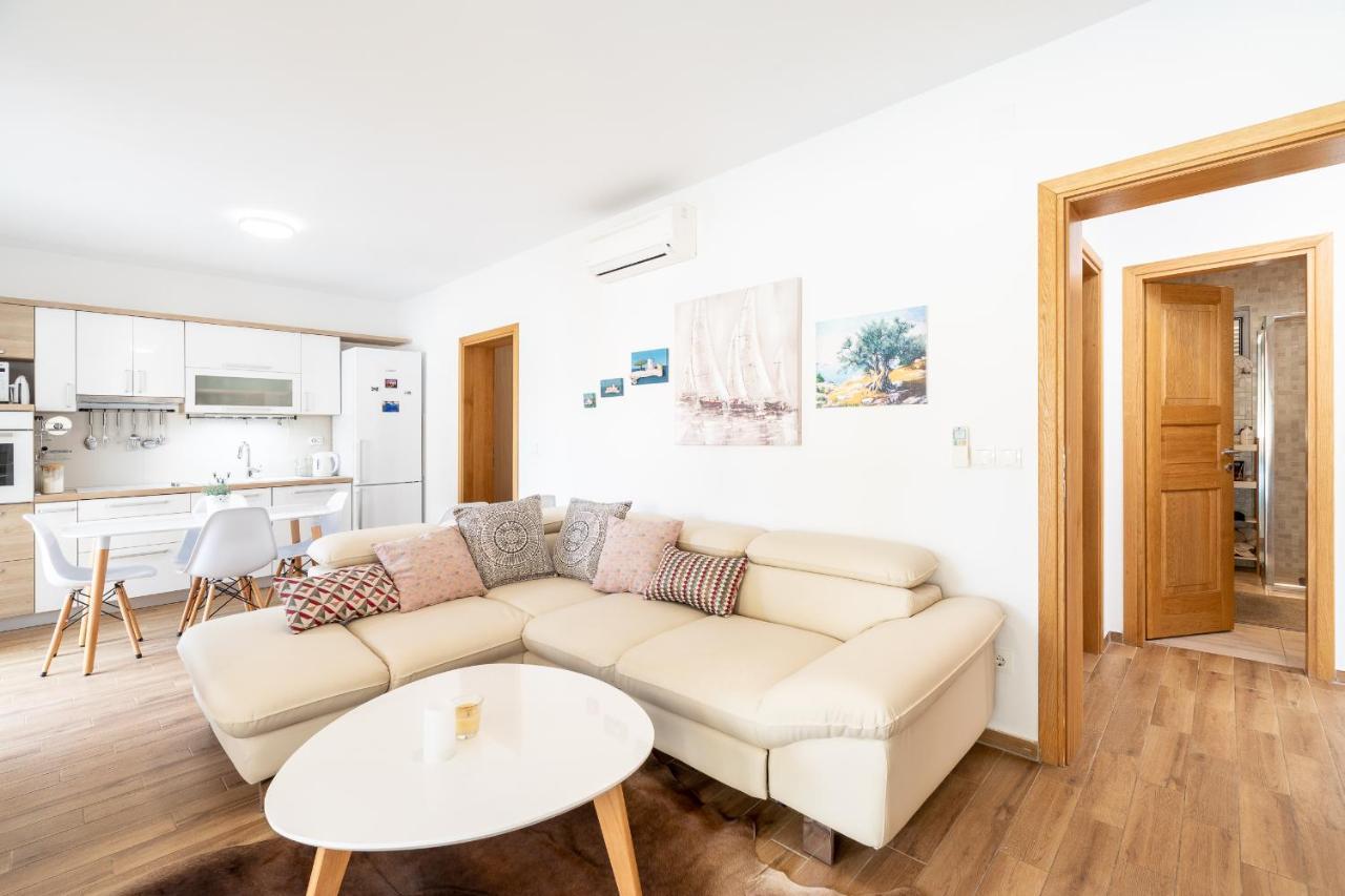Apartment Stipe *